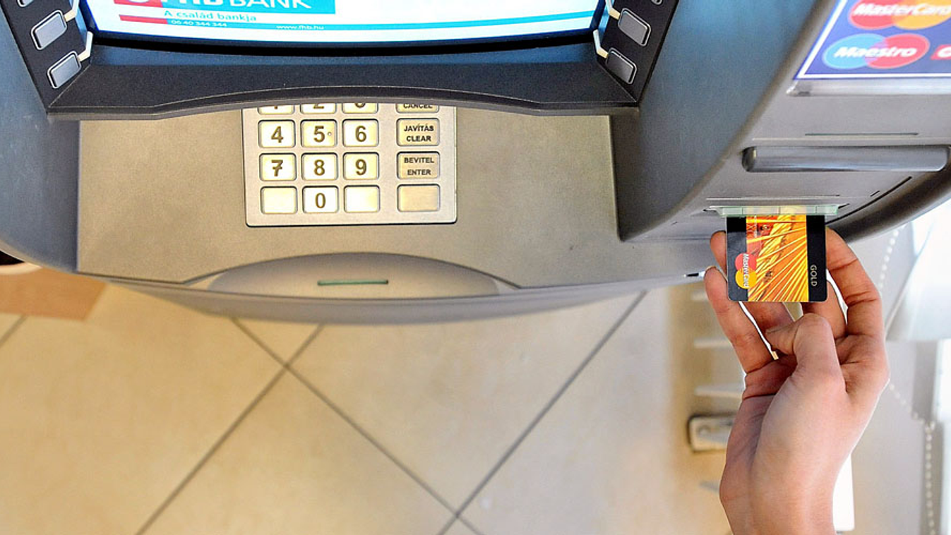 ATM, ingyenes készpénzfelvétel, nemzeti bank, bank adó, Egy ügyfél bankkártáyát tesz be egy pénzkiadó automatába (ATM) az FHB Bank XIII. kerületi Váci úti bankfiókjában.