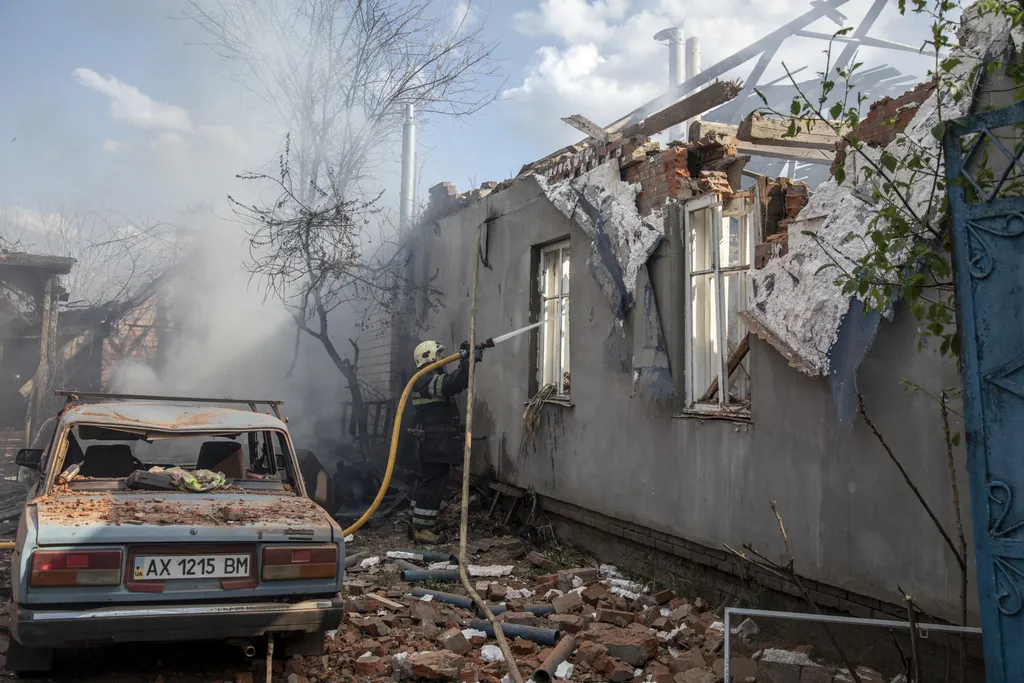 Ukrán válság 2022, orosz, ukrán, háború, Ukrajna, Harkov, romos épület, ház, autó roncs 