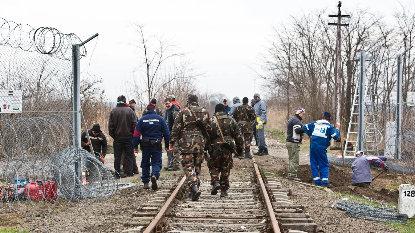 Szerb-Magyar határ Röszke körzetében, 
szerbiai oldalról nézve,a nemzetközi vasútvonalra kaput szerelnek
honvédség, rendőrség 