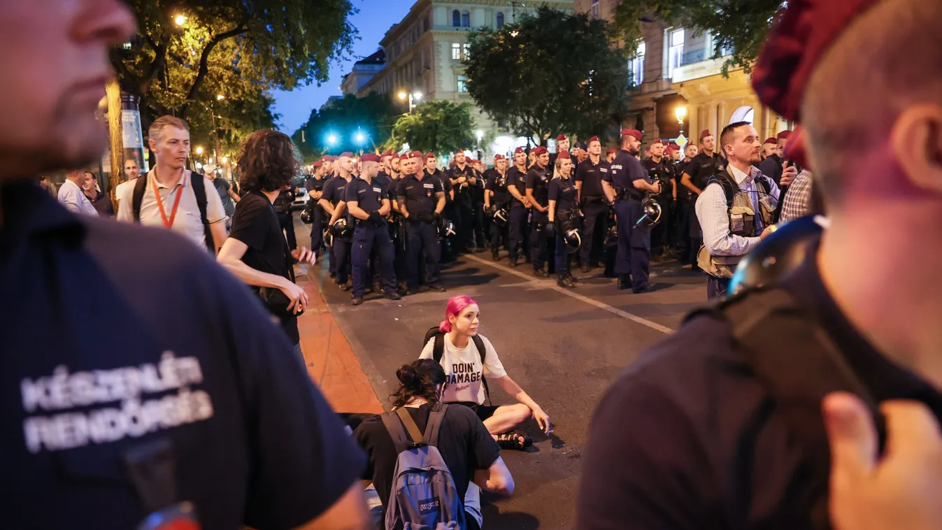 tüntetés a kata módosítása ellen
Tüntetés, Kata adózás, adó, vállalkozás, kisvállalkozó, KATA-s adózás, KATA módosítás, demonstráció, kisadózó, KATA, tüntetés, új, KATA törvény, tiltakozás, törvény, változás, Blaha Lujza tér, Astoria,  2022.07.13. 