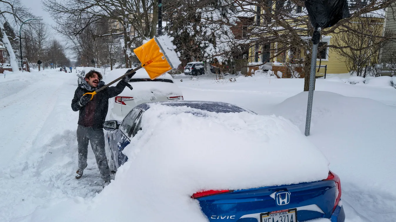 Buffalo, 2022. december 27.
Hóból ássa ki autóját egy férfi a New York állambeli Buffalóban 2022. december 26-án. New York államban 28-ra emelkedett a hóviharok okozta halálesetek száma. Az elmúlt öt napban az Egyesült Államokban közlekedő bel- és külföld