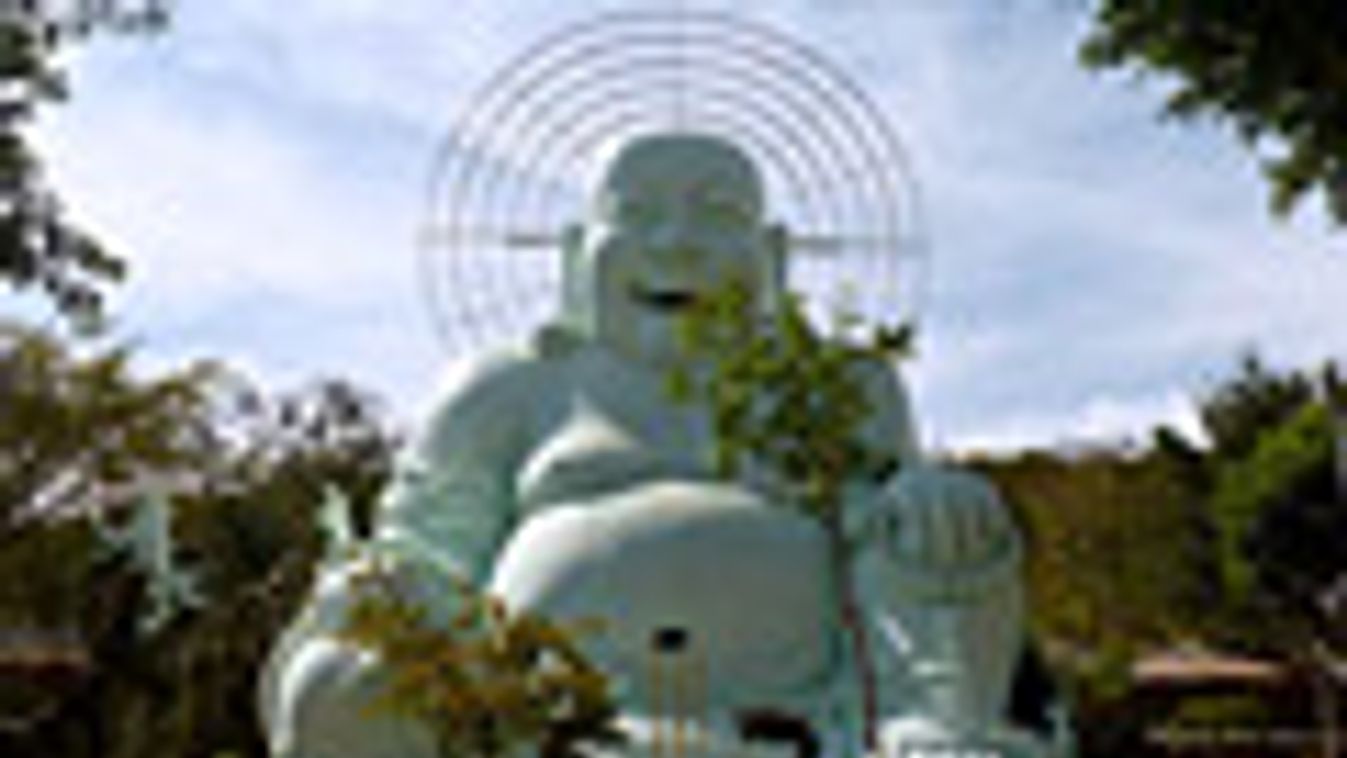 vietnami újév A lyukas hasú Buddha-szobor a Linh An-pagoda kertjében 