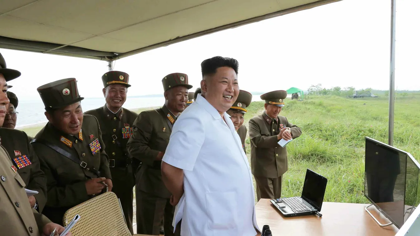 Kim Dzsong Un első számú vezető, a Koreai Munkapárt első titkára rakétakilövésen vesz részt egy ismeretlen helyszínen június 26-án, Észak-Korea 