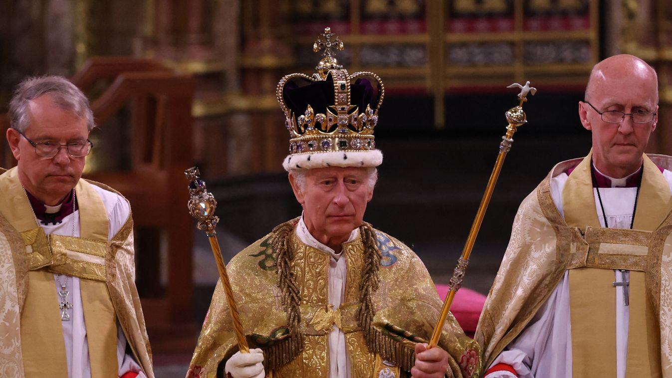 III. Károly király koronájával 