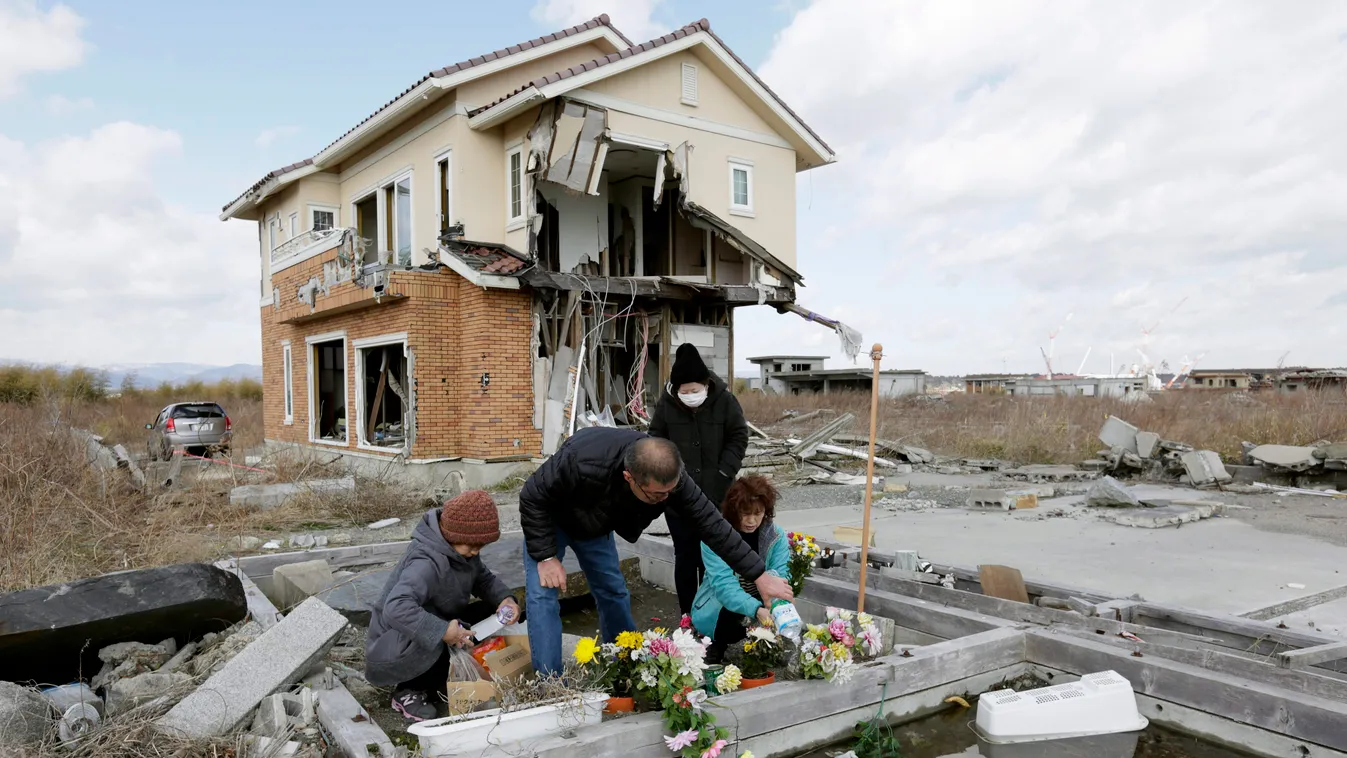 Namie, 2015. március 11.
Egy család tagjai imádkoznak szüleikért romos házuk előtt a Fukusima prefektúrabeli Namiében 2015. március 11-én, a Japán északkeleti partvidékén történt földrengés és szökőár negyedik évfordulóján. A Richter-skála szerinti 9-es e