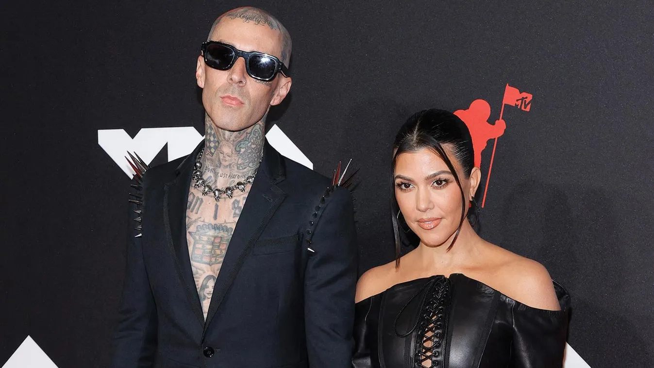 Travis Barker és Kourtney Kardashian Mellvillantás, átlátszó ruhák, színkavalkád: stílusmustra az MTV vörös szőnyegéről - Galéria 