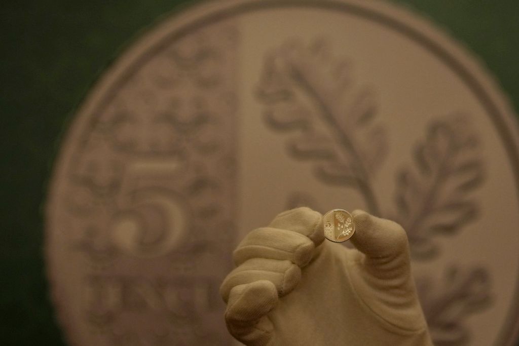 III. KÁROLY London, 2023. október 12.
A Brit Királyi Pénzverde egyik munkatársa mutatja az új 5 pennys érmét, amelyen a tölgyfalevél motívuma látható a Londonban tartott sajtótájékoztatón 2023. október 12-én. A pénzverde tájékoztatása szerint ez év végén 