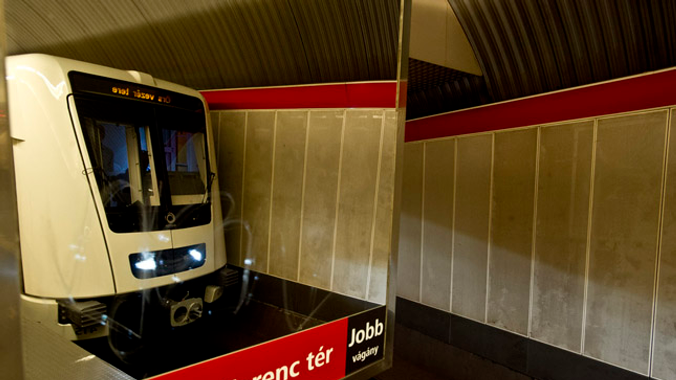 forgalomba állt az első Alstom-szerelvény a 2-es metró vonalán, az új szerelvény begördül a Deák téri állomásra 