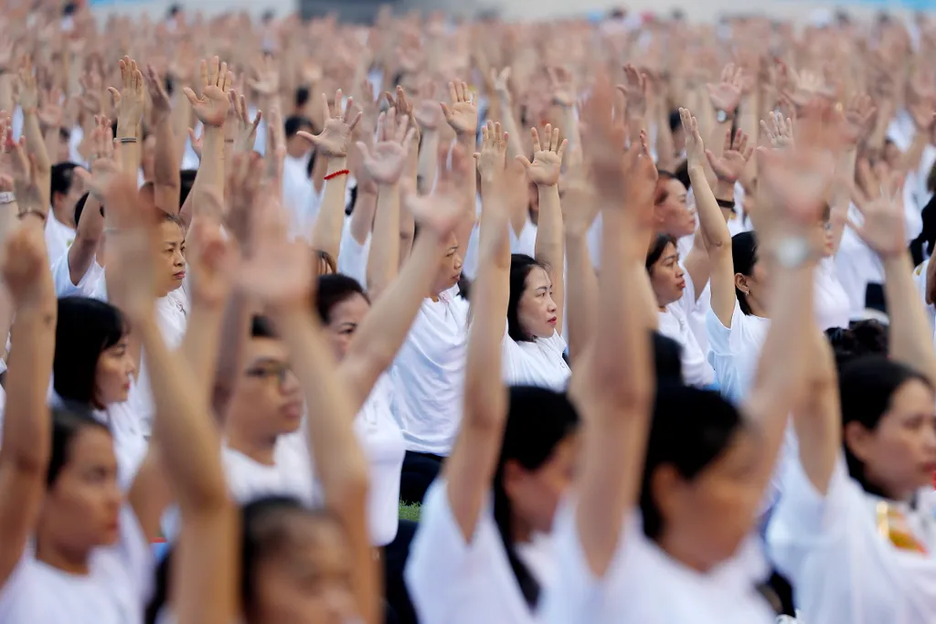 Csoportos jóga Vietnám ötezer ember 