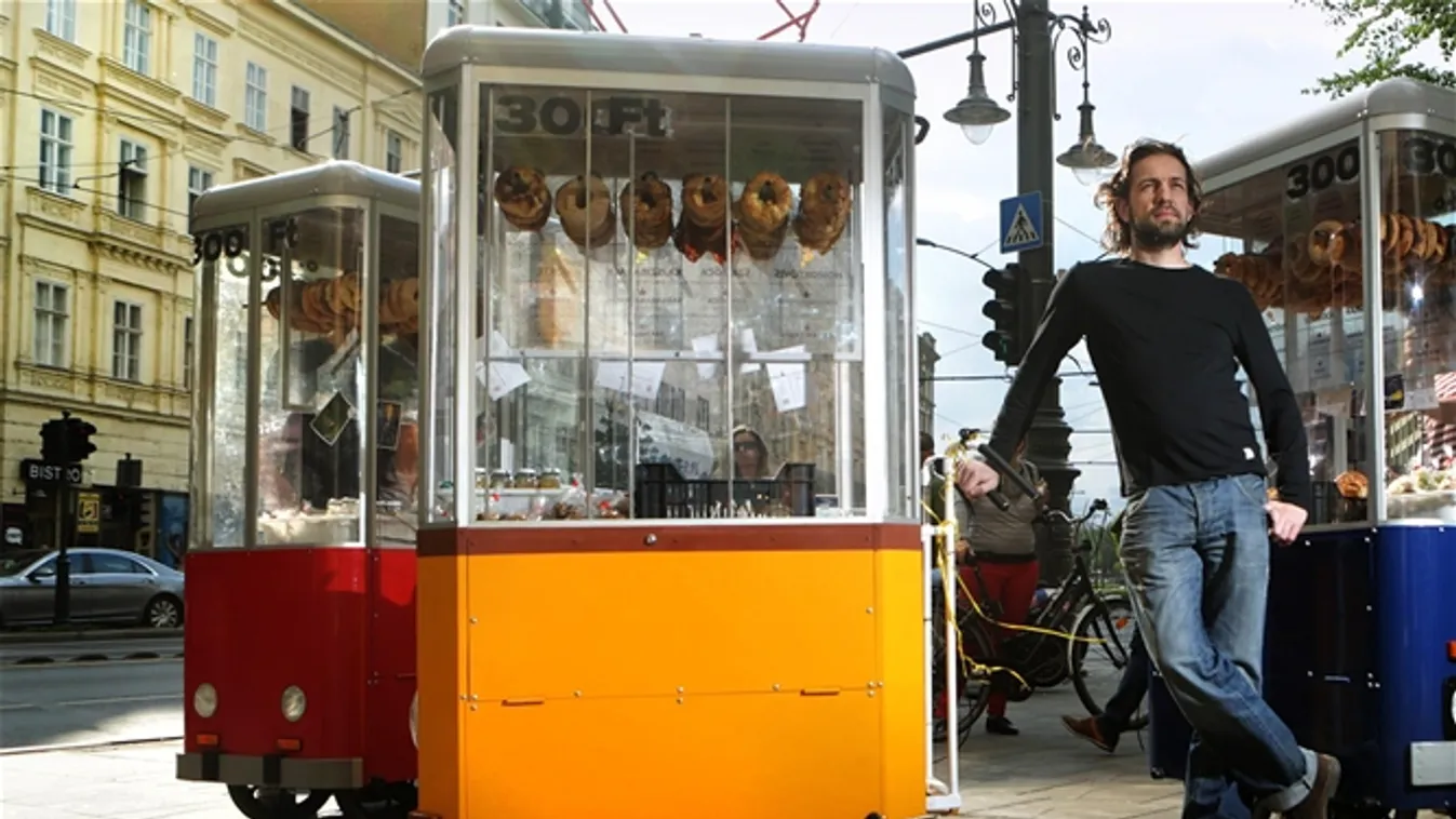 Lendvai Ádám, a Budapest Bakery alapítőja a BKV jármű formájú street food kocsiknál, amik a Ring nevű pékárut, a Budapest Bakery termékét árulják az Erzsébet tér környékén 2015 május 26-án Lendvai Ádám, a Budapest Bakery alapítőja a BKV jármű formájú stre