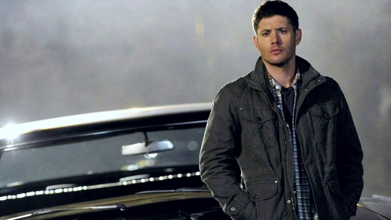 Jensen Ackles az Odaátban, mögötte az autó 
