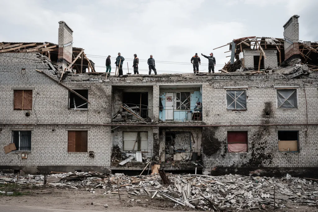 Ukrán válság 2022, orosz, ukrán, háború, Ukrajna, Cserkaszke, romos épület, takarítás 