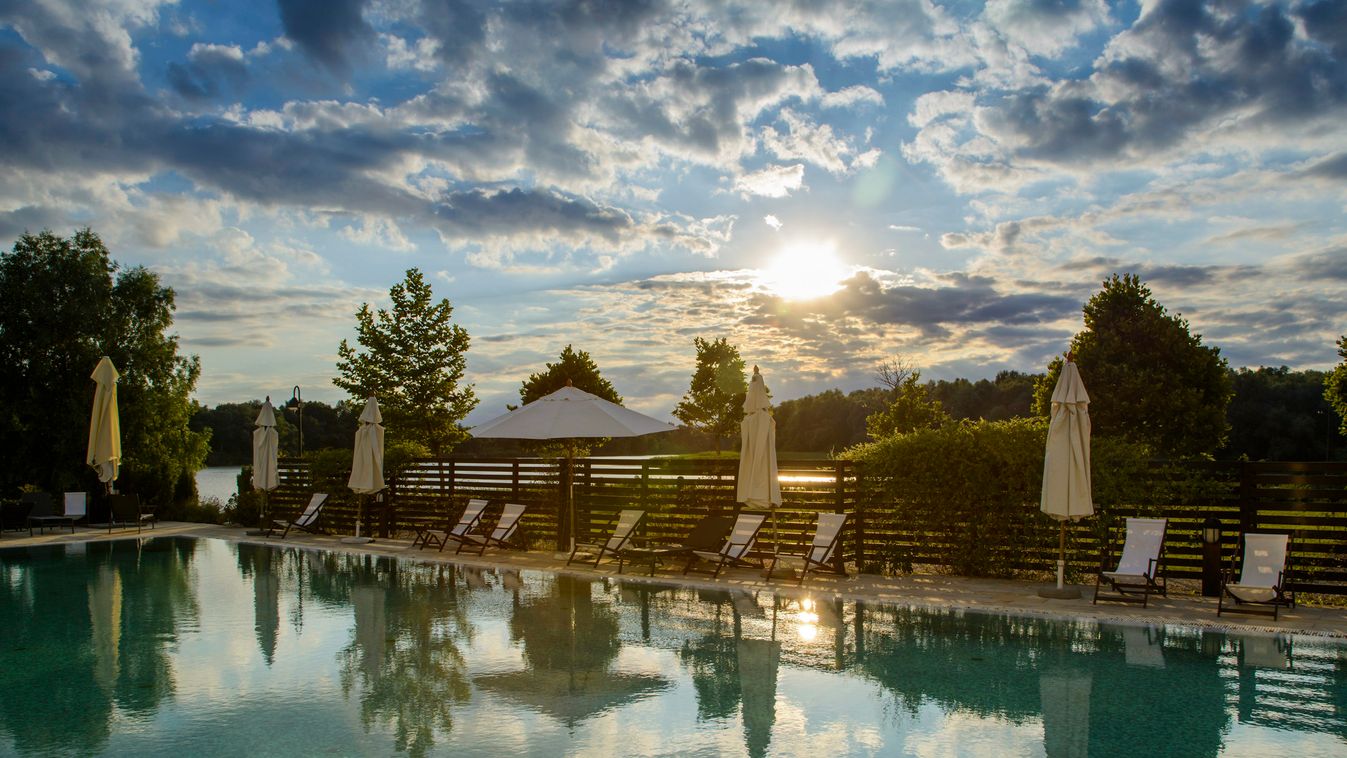 A tiszafüredi Hotel Balneum kültéri medencéje 2014. június 26-án. A négycsillagos szálloda Tisza-tóra néző medencéjét beválogatta a világ 10 leglenyűgözőbb medencéje közé az arthitectural.com online építészeti-, és dizájnmagazin 