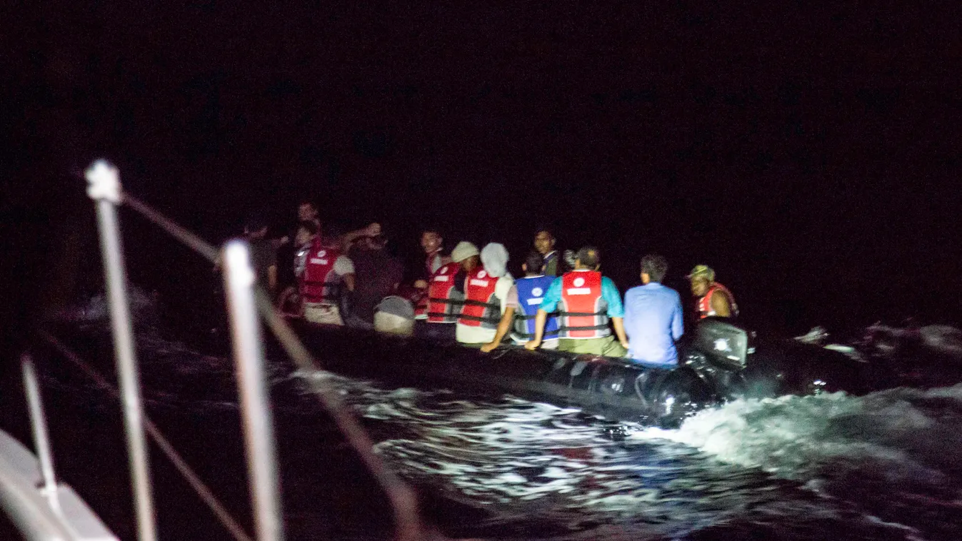 Görögországba hajón érkező közel-keleti migránsok 