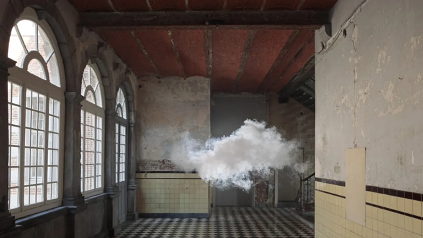 mesterséges felhő, installáció a belgiumi D'Aspremont-Lynden kastélyban, Berndnaut Smilde képzőművész