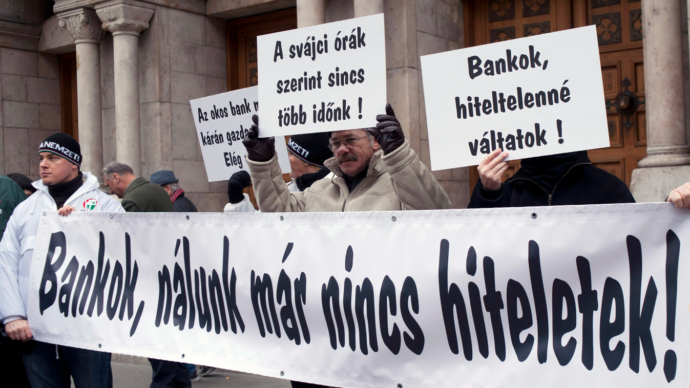 hitel, illusztráció, demonstrálók transzparensekkel a Jobbik és az otthonvédelmi civil szervezetek demonstrációján a budapesti Markó utcában, a Kúria épülete előtt 