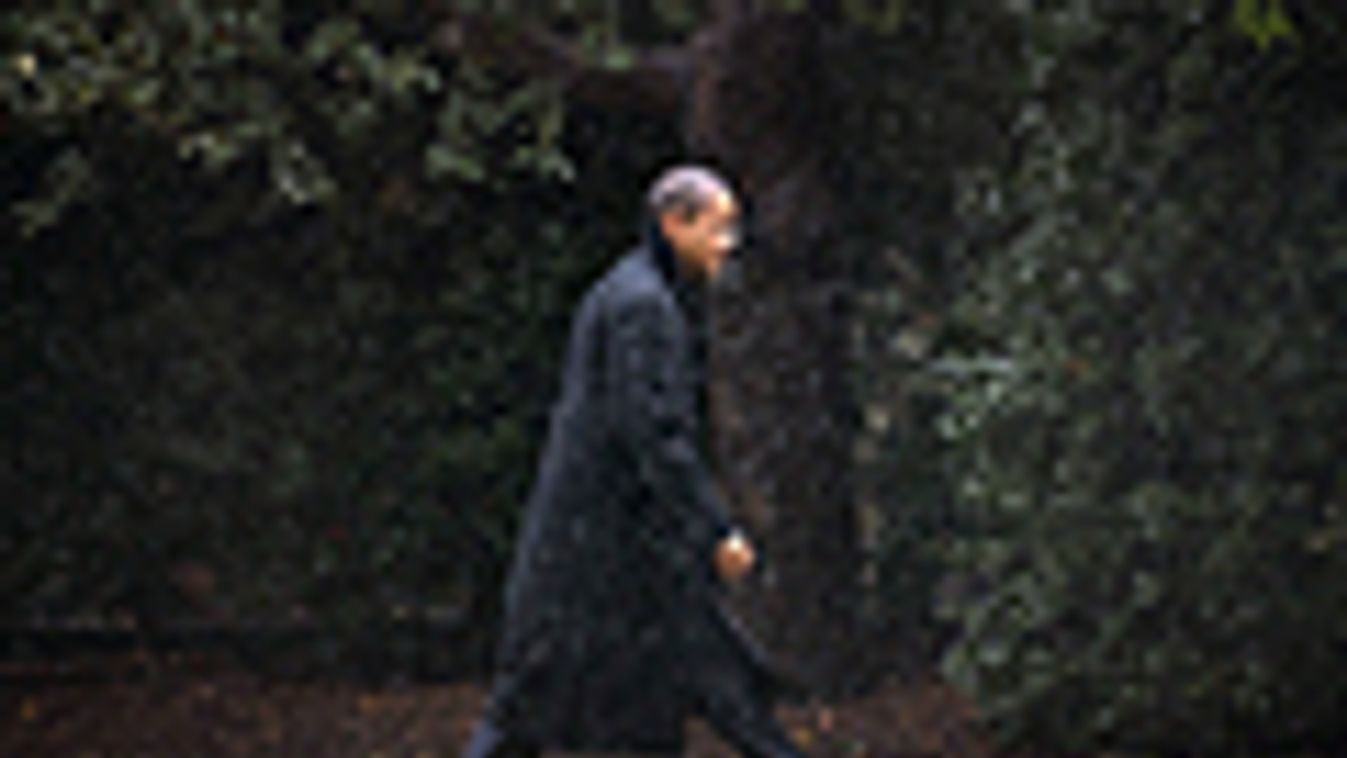 amerikai elnökválasztás, potus, Sandy hurrikán, USA, Amerika, Barack Obama bőrig ázva a Fehérház kertjében egy kampányutat mondodtt le