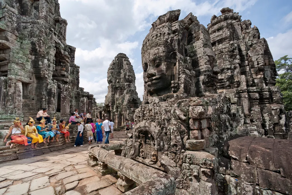 turisták a kambodzsai Angkorban