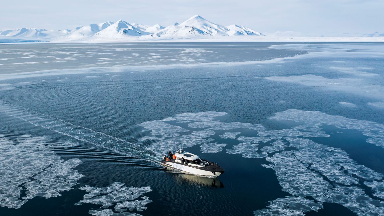 Svalbard, Antarktisz, antakrktisz turizmus, hibrid hajó, turizmus,  Hibrid hajó szállítja a látogatókat a mesés és zord Antarktiszra 