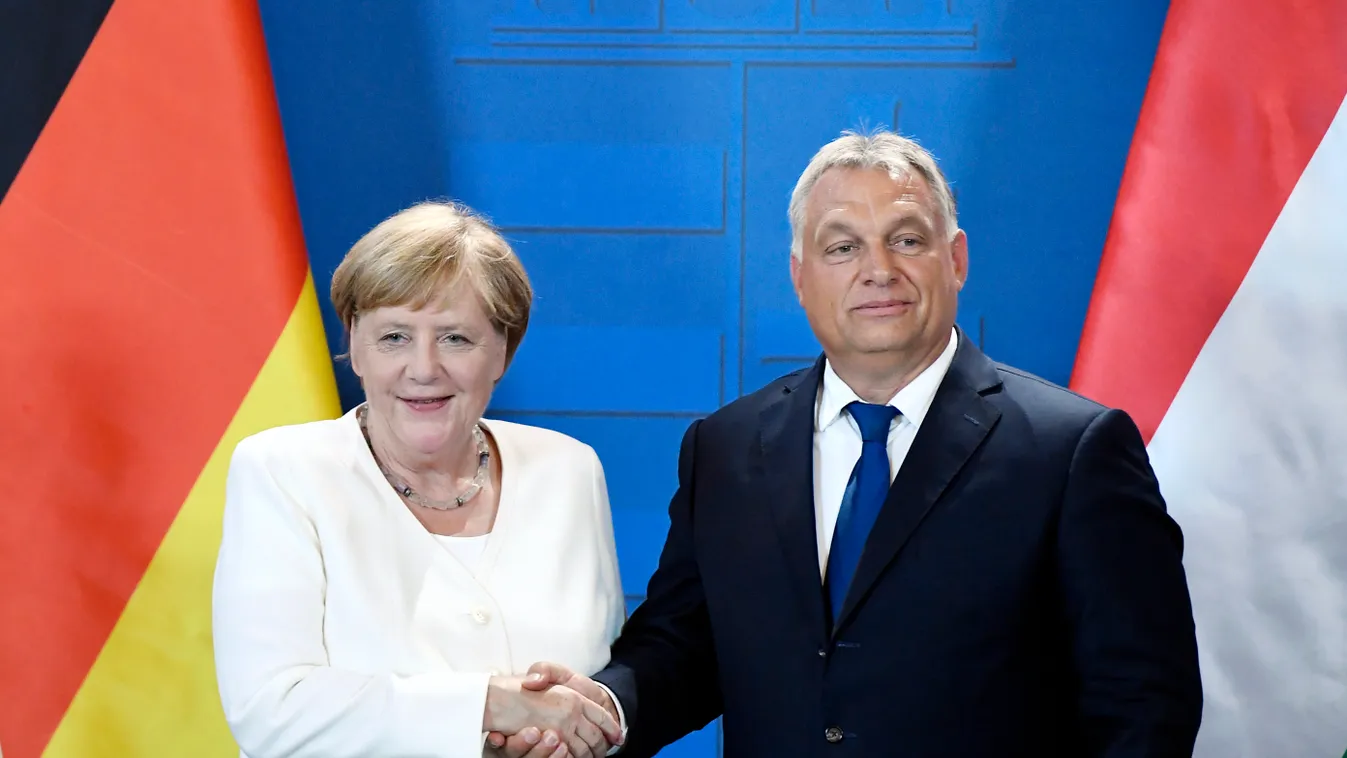 ORBÁN Viktor; MERKEL, Angela KAPCSOLATOKHOZ  KÖTŐDŐ kézfogás Közéleti személyiség foglalkozása magyar zászló miniszterelnök politikus politikusnő SZEMÉLY SZIMBÓLUM zászló 