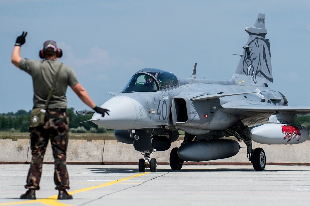 A NATO Tiger Meet elnevezésű nemzetközi repülőharcászati gyakorlatáról, Spanyolországból hazaérkező Gripen a kecskeméti repülőbázison. A gyakorlaton a Magyar Honvédség öt Gripennel és ötven katonával vett részt.