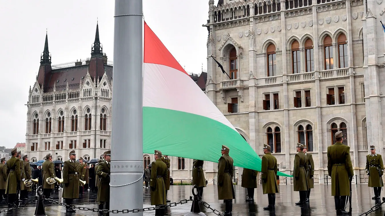 Aradi vértanúk - Felvonták, majd félárbócra engedték a nemzeti lobogót a Parlament előtt 