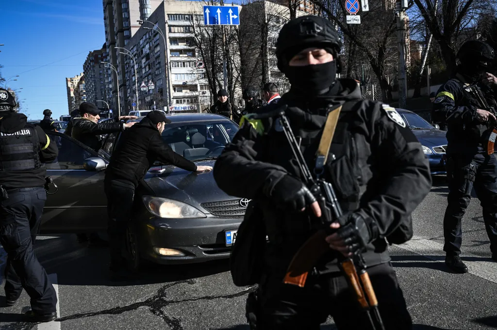 orosz-ukrán háború 2022. Ukrán rendőr, Kijev, 
 conflict Horizontal 