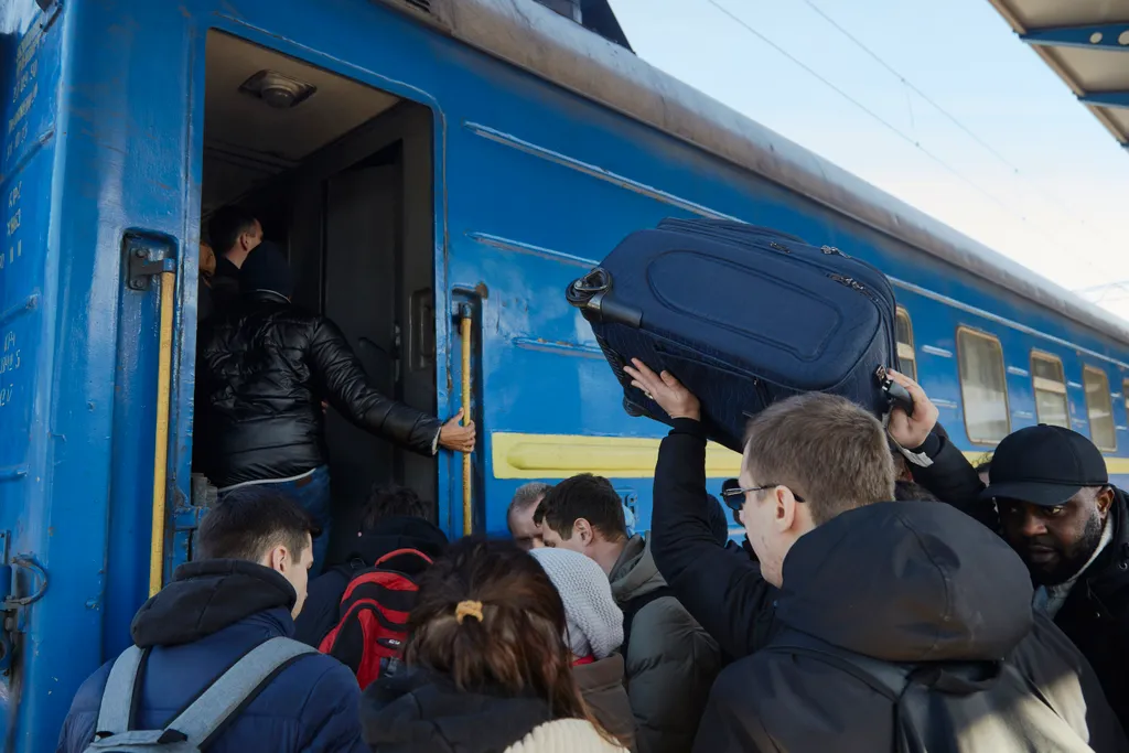 Ukrán válság 2022, ukrán, orosz, háború, Ukrajna, menekültek, vonat 