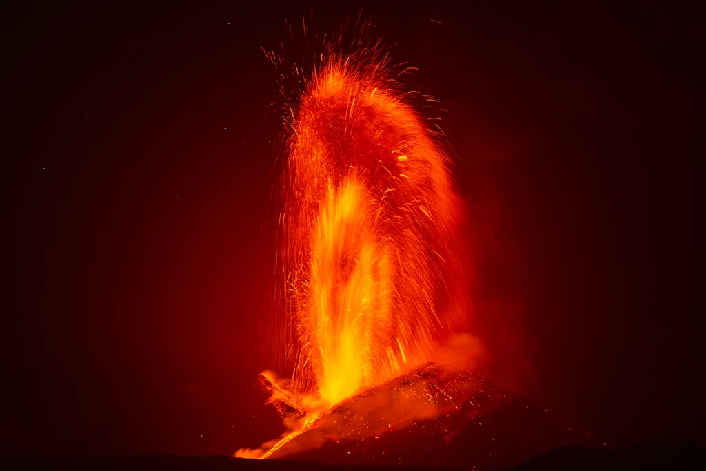 Izzó lávát lövell ki magából az Etna tűzhányó 