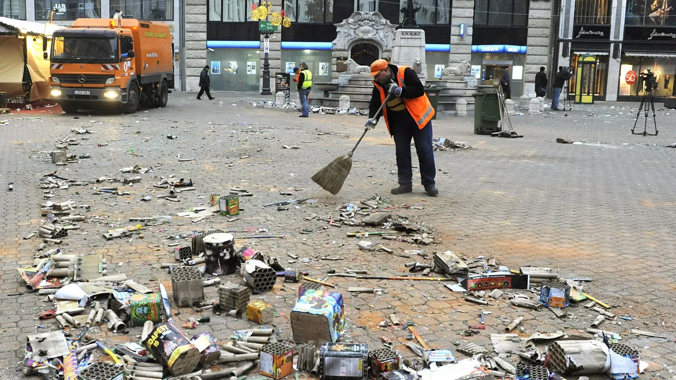 takarítanak a szilveszteri ünneplés után a belvárosi Vörösmarty téren 