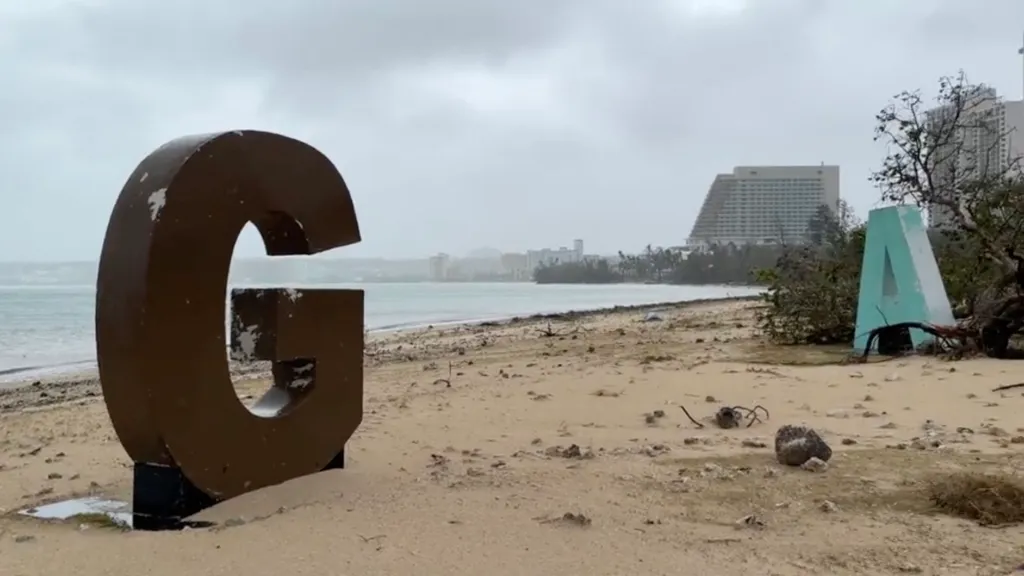 tájfun Tumon öböl Egyesült Államok Guam  Le typhon Mawar fonce sur l'île américaine de Guam dans le Pacifique TOPSHOTS Horizontal SCREEN GRAB 