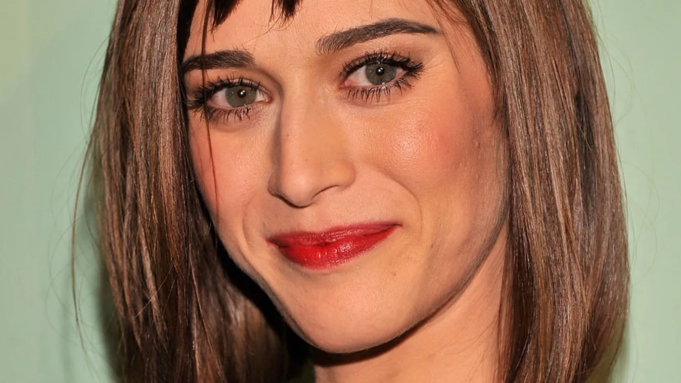 Lizzy Caplan