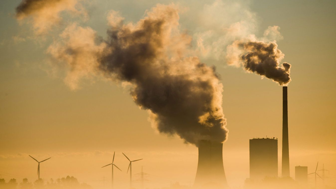 ÉPÍTMÉNY FOTÓ ÁLTALÁNOS füst gyárkémény Hohenhameln, 2015. szeptember 10.
Füst száll fel a németországi Hohenhameln szénerőművének kéményeiből 2015. szeptember 10-én. (MTI/EPA/Julian Stratenschulte) 