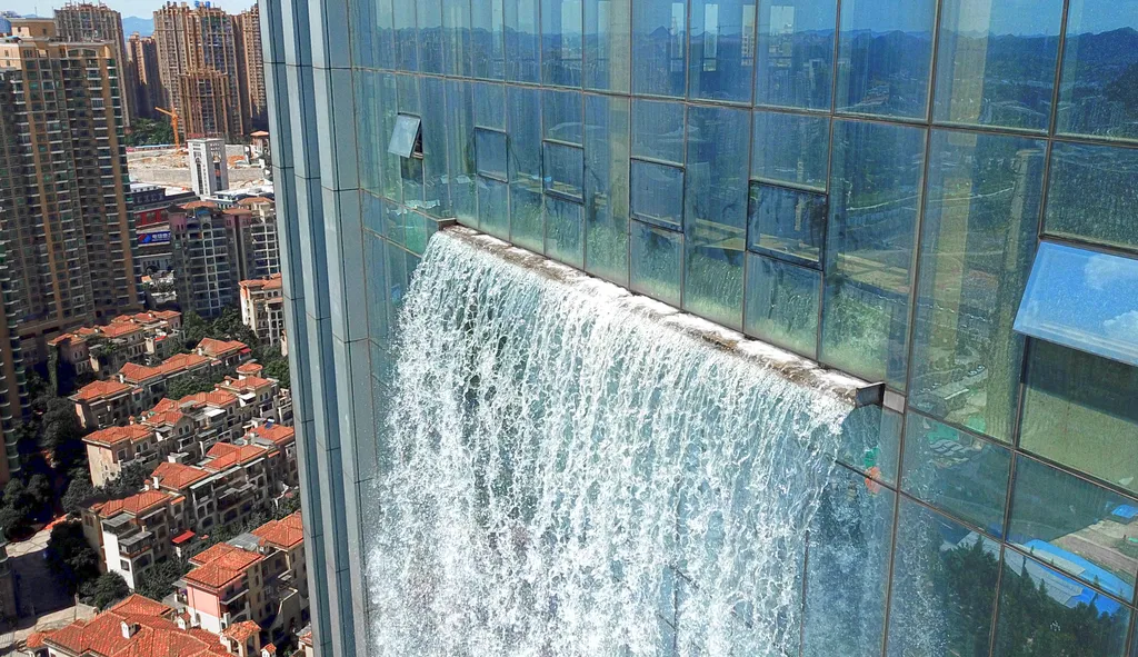 A világ legmagasabb mesterséges vízesése egy kínai felhőkarcoló oldalán, galéria, 2023 