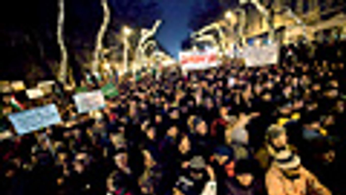  Kormányellenes demonstrációk, tüntetések az Andrássy úton, Opera, új alaptörvény ünnepség 