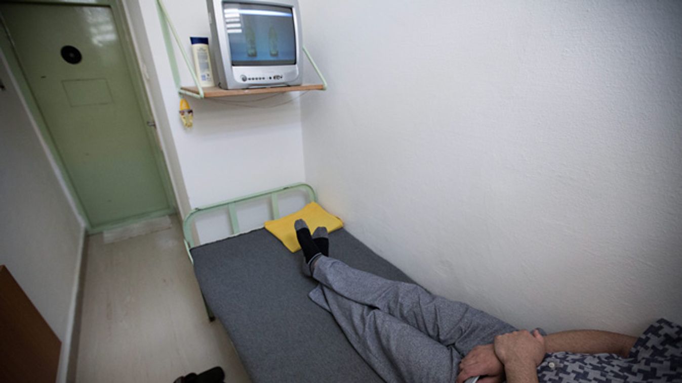 fizetős szolgáltatások a börtönökben, Egy fogvatartott televíziót néz zárkájában a Sopronkőhidai Fegyház és Börtönben 