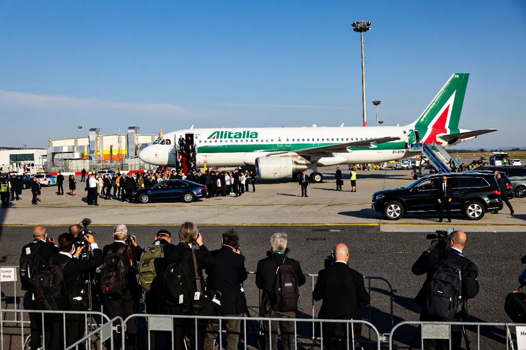 Ferenc pápa megérkezik a budapesti Liszt Ferenc-repülőtérre, 52. Nemzetközi Eucharisztikus Kongresszus, Budapest, 2021.09.12. 
