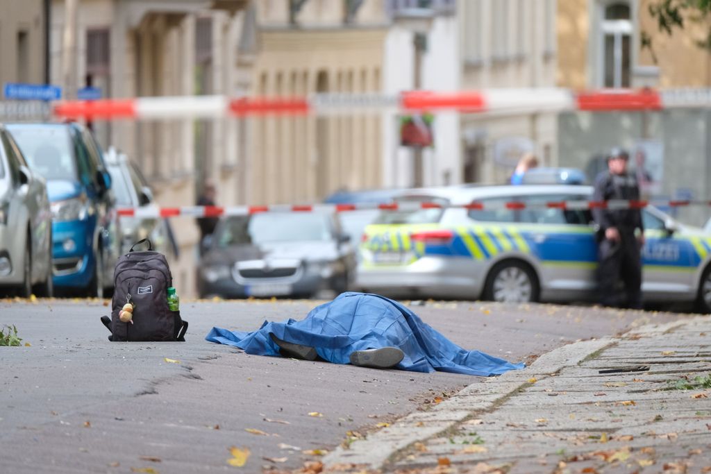 Deaths after shots in hall Crime, Law and Justice CRIME Saxony-Anhalt Germany (German) 