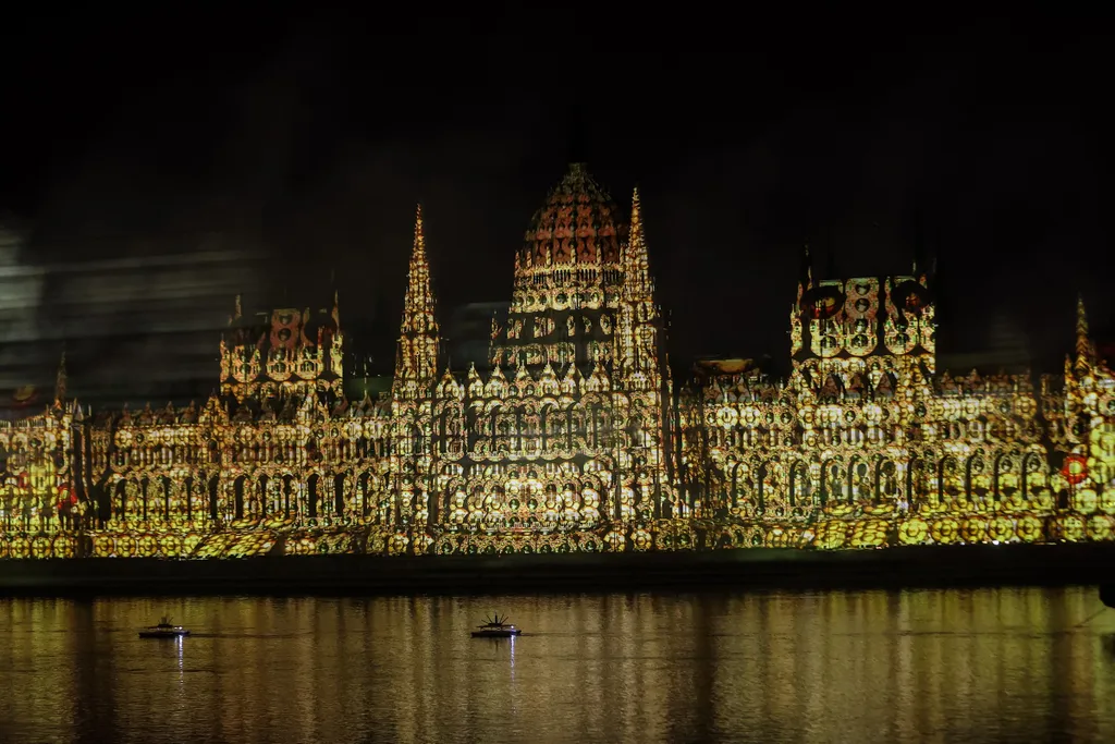 Tűzijáték, Budapest, 2022.08.27., tömeg, „Tűz és fények játéka" című műsor, fényfestés, drónshow, 2 rész 