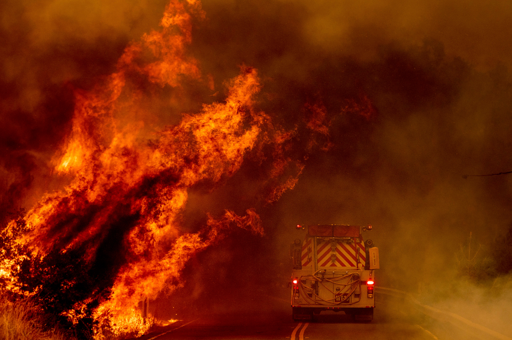 Napa megye, 2020. augusztus 19.
Tűzoltók a kaliforniai Napa megyében pusztító erdőtűz helyszínén 2020. augusztus 18-án.
MTI/AP/Noah Berger 