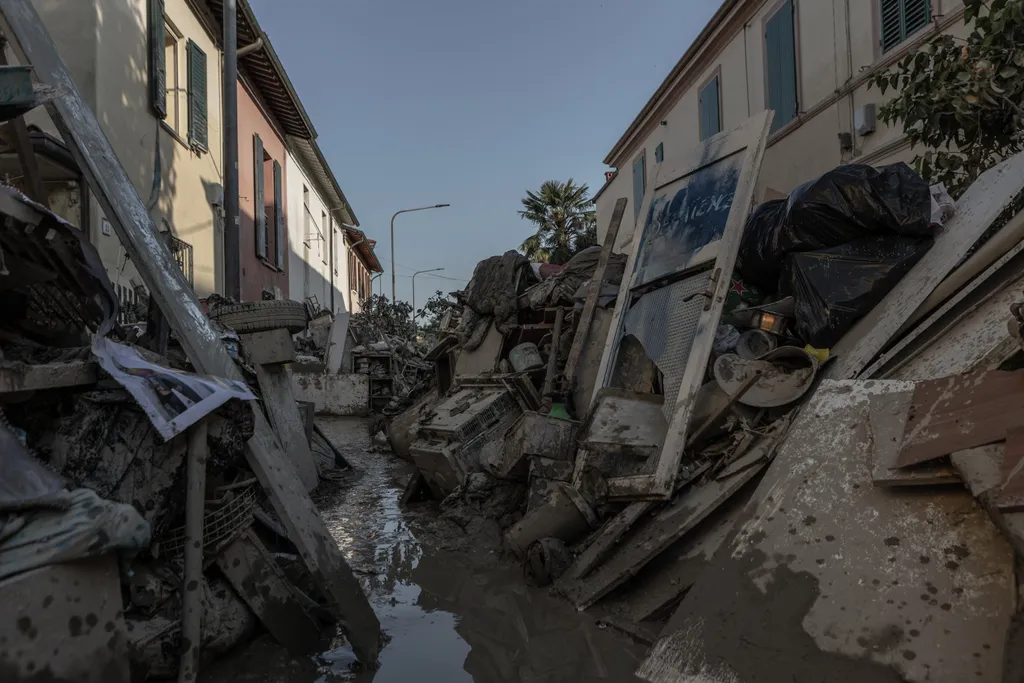 Olaszország, árvíz, után, pusztítás, rom, romok, nyoma, olasz, esőzés, áradás 