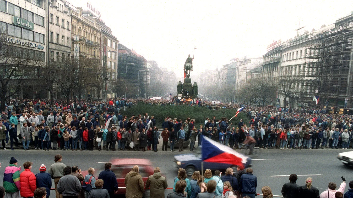 bársonyos forradalom Young Czechoslovak students shout 22 November 1989 in support of Vaclav Havel for presidency during protest rall 