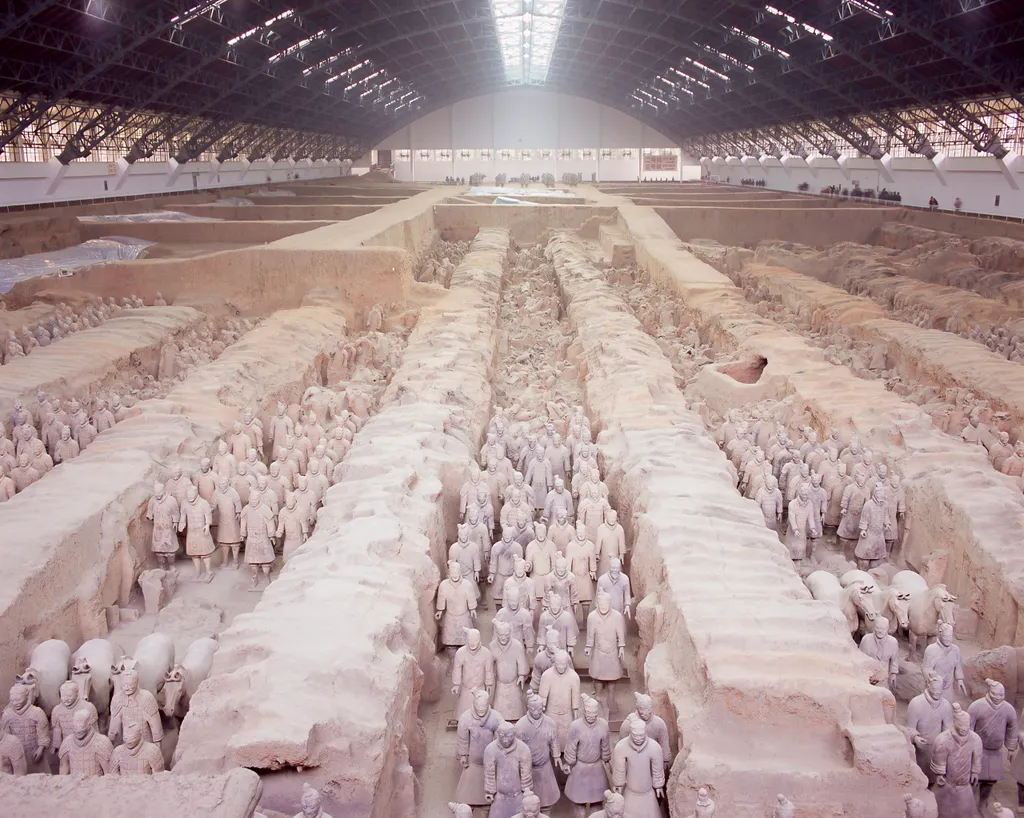 érdekesebb hely  Six thousand terracotta figures two thousand years old, Army of Terracotta Warriors, from the tomb of the First Emperor of China, Qin Shi Huang, Xian, Shaanxi Province, China, Asia ancient civilization remembrance person 
