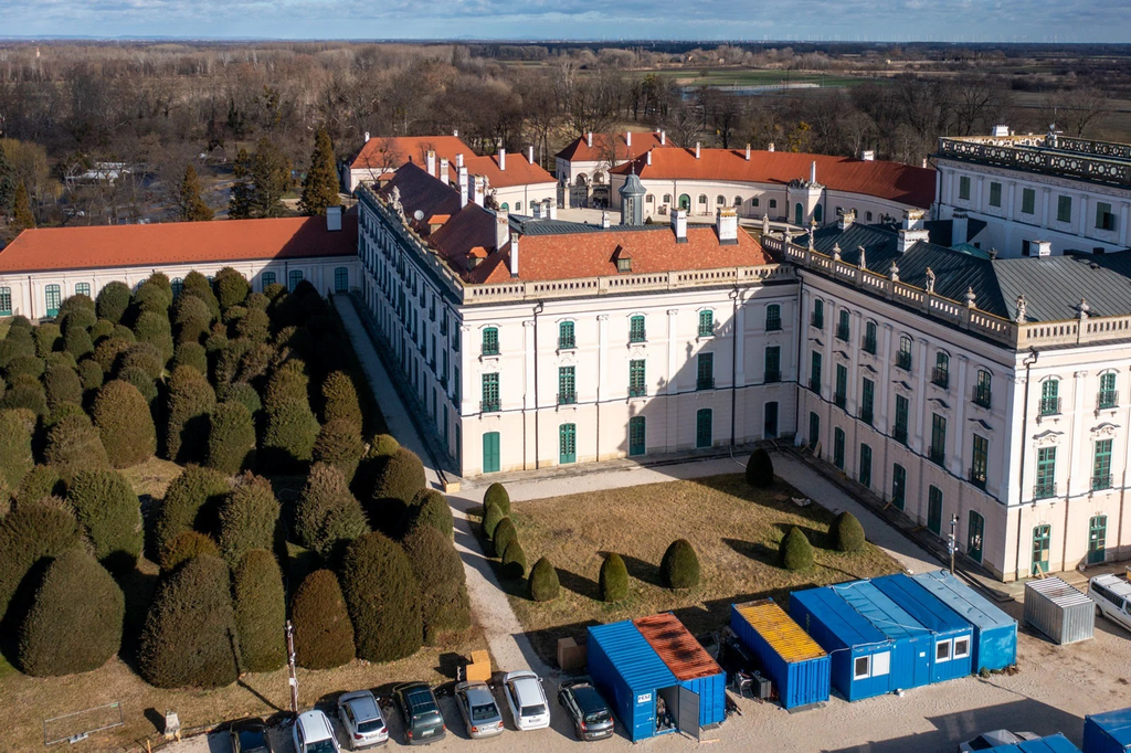 Alapkőletétel: megkezdődött Magyarország egyik legszebb kastélyának újabb fejlesztése, fertődi Esterházy-kastély 