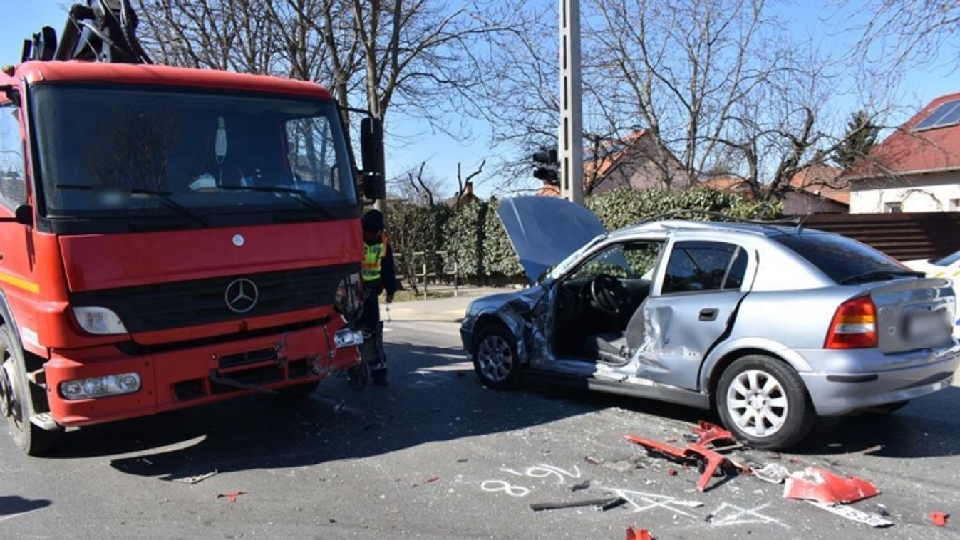 súlyos és életveszélyes sérüléseket is okozott egy nőnek egy piroson áthajtó teherautósofőr Debrecenben tavasszal 