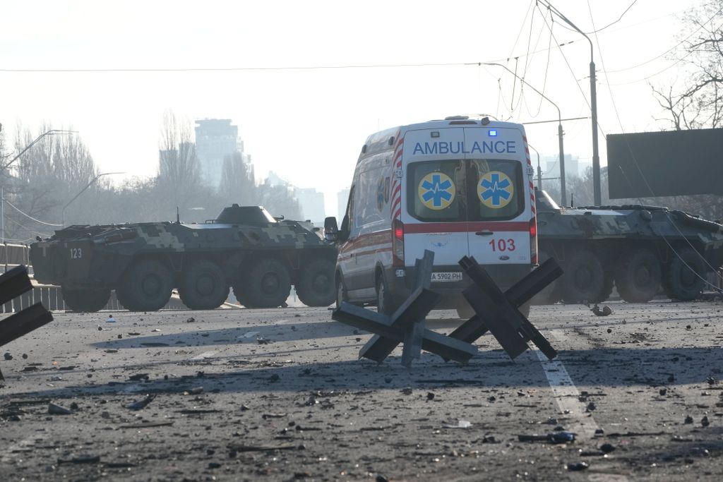 Ukrán válság 2022, ukrán, orosz, háború, Ukrajna, Kijev, mentőautó 