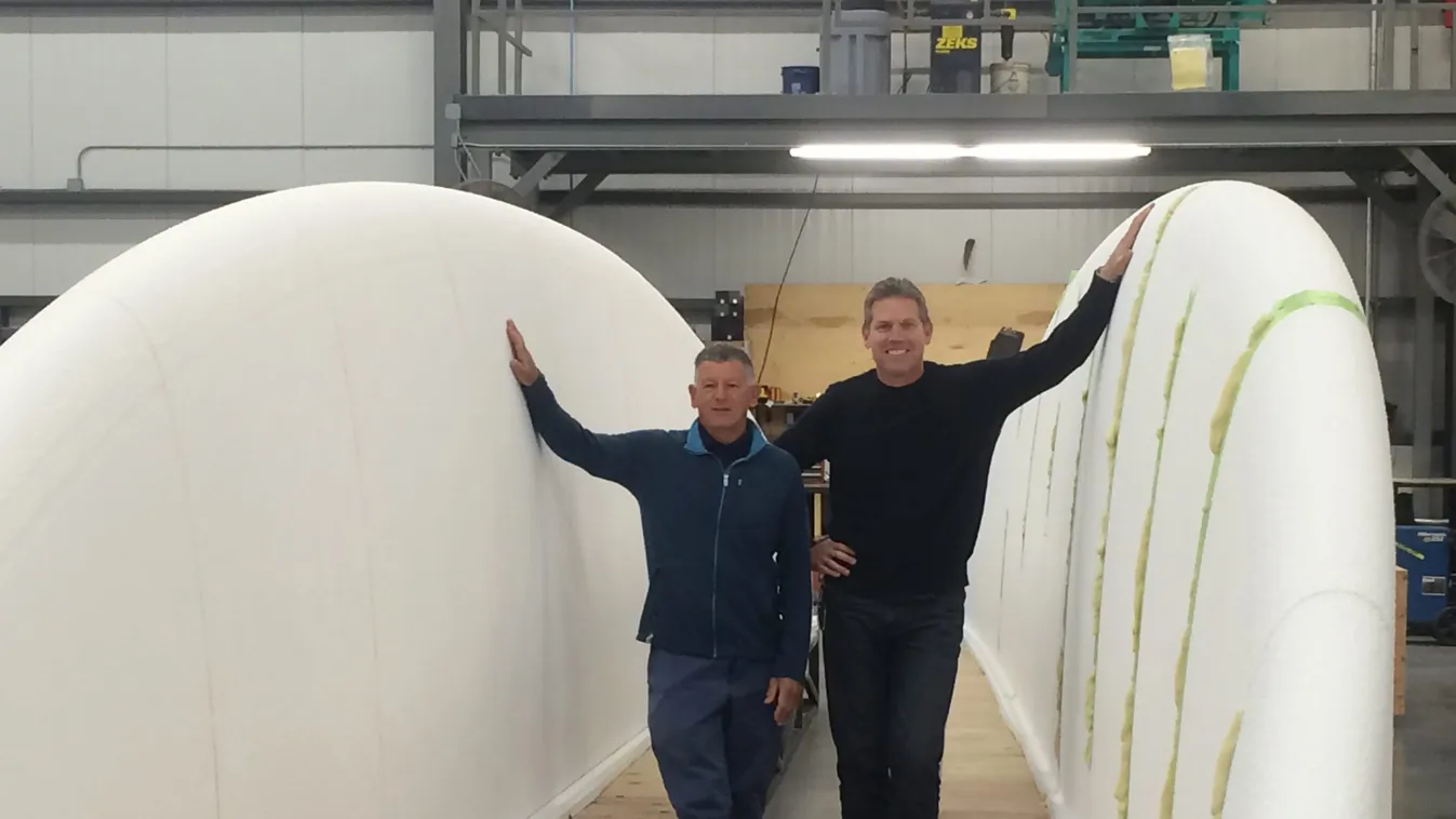Providence, 2015. április 14.
A Cumulus Media által közreadott, dátummegjelölés nélküli képen Bob Steel projektmenedzser (b) és John Barnitt, a mouldCAM amerikai mérnöki vállalat elnöke áll egy óriási szörfdeszka két fele között a Rhode Islanden fekvő Pro