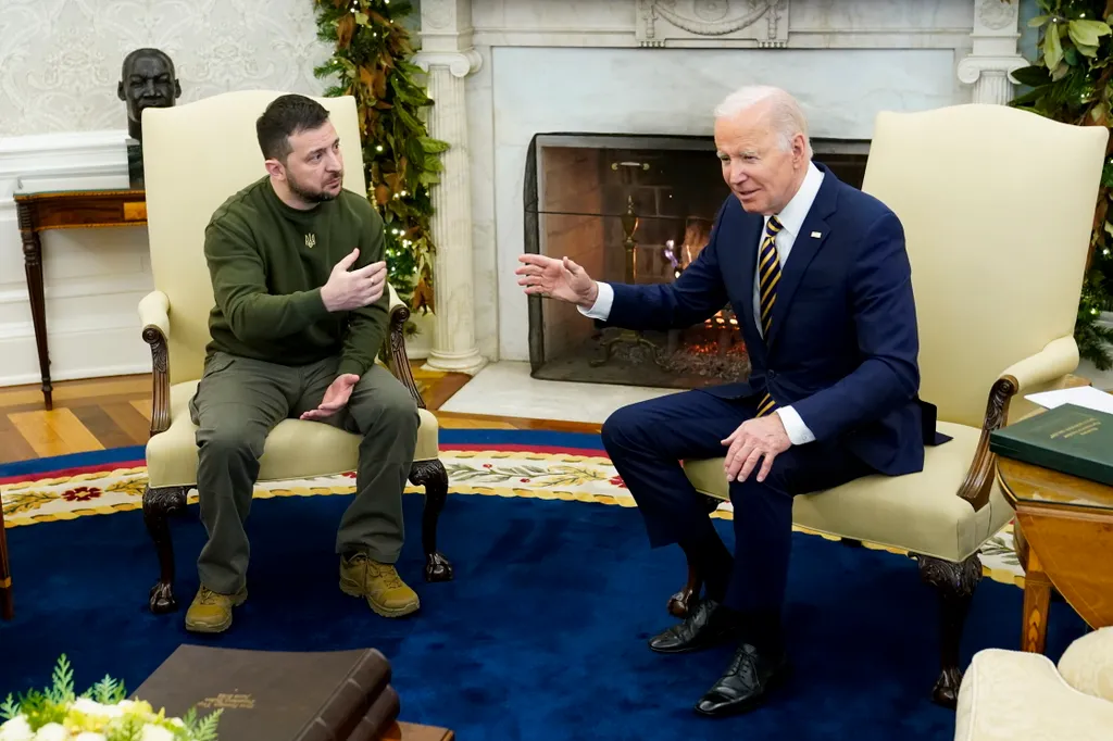 BIDEN, Joe; ZELENSZKIJ, Volodimir Washington, 2022. december 21.
Joe Biden amerikai elnök (j) és Volodimir Zelenszkij ukrán elnök a washingtoni Fehér Ház Ovális irodájában 2022. december 21-én. Az Ukrajna ellen Oroszország által februárban indított háború