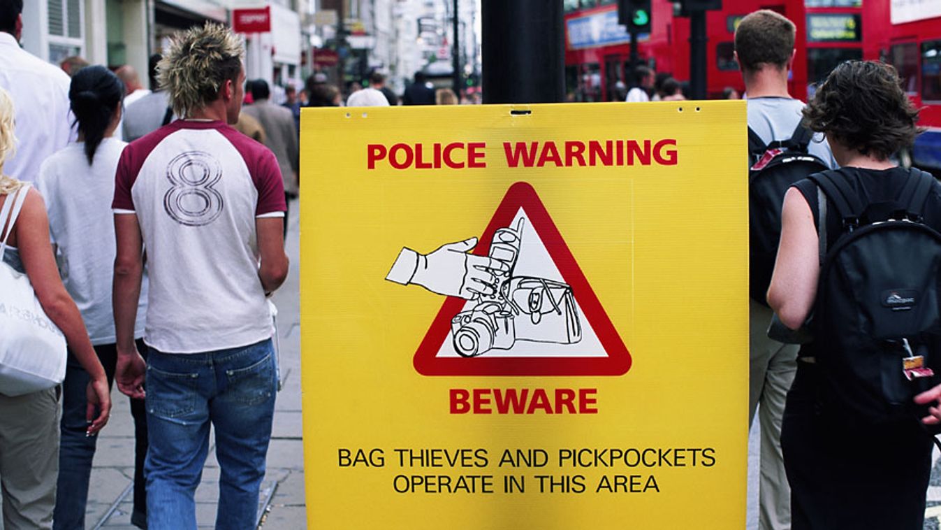 utazási átverések, turistaátverések, csalás, figyelmeztető tábla Londonban