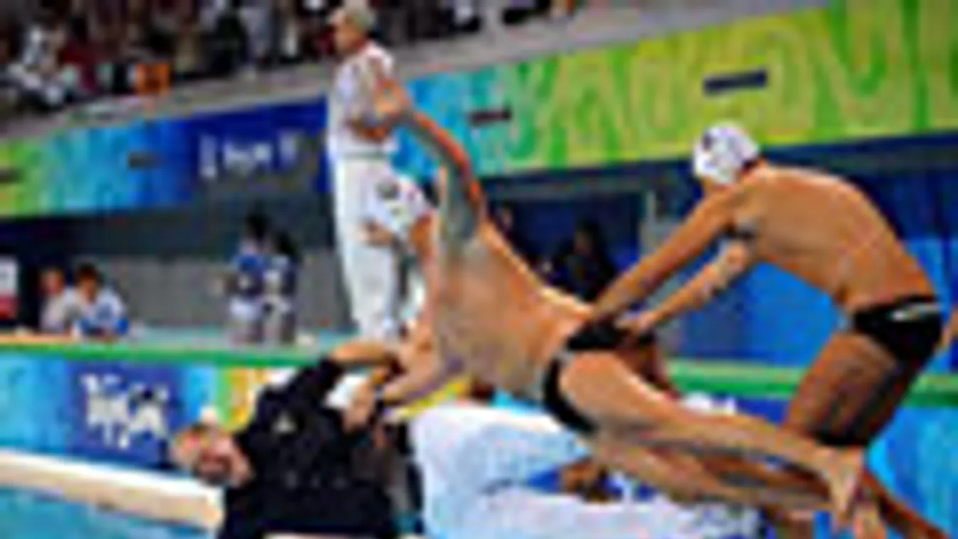 Kemény Dénest vízbe lökik a csapat tagjai a pekingi olimpia döntője után, vízilabda